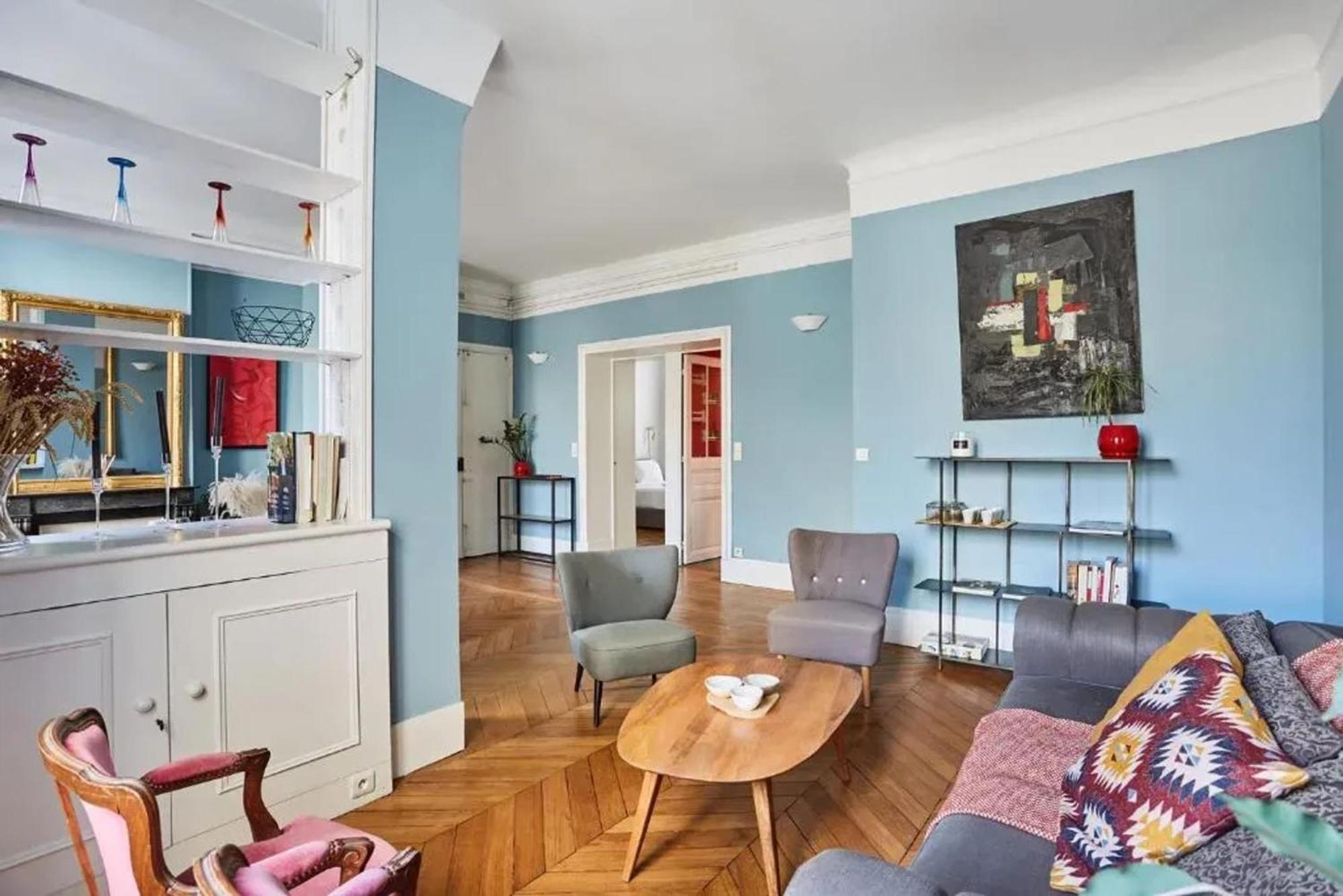 Moderne A Pres Des Champs-elysees *