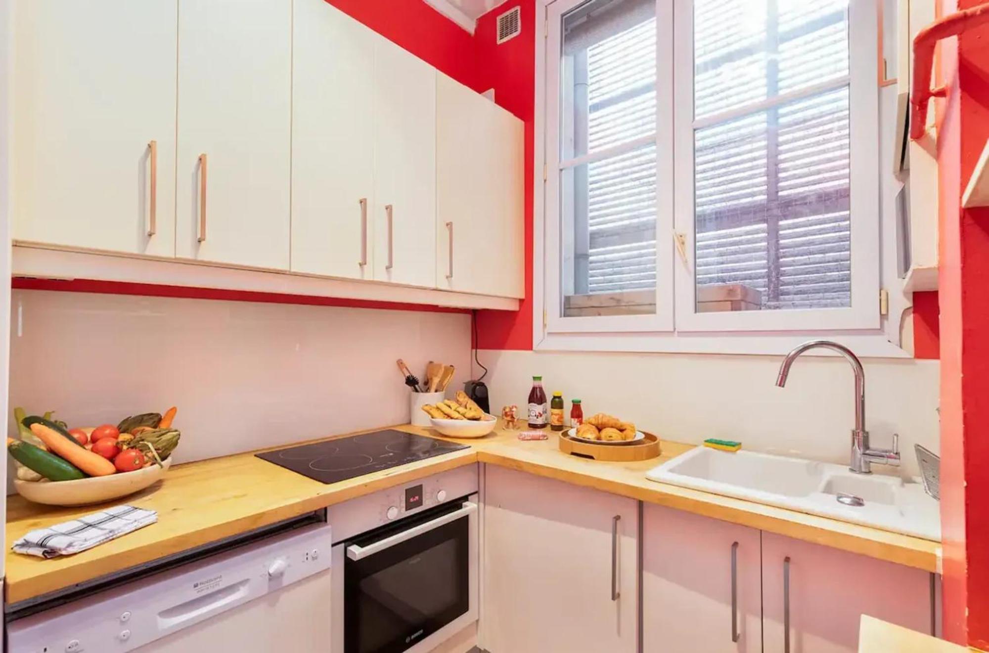 Moderne A Pres Des Champs-elysees *